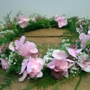 Kranssi kastemaljan ympärille