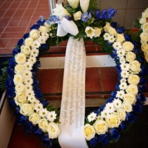 KUKITETTU SEPPELE JA TEKSTATUT NAUHAT