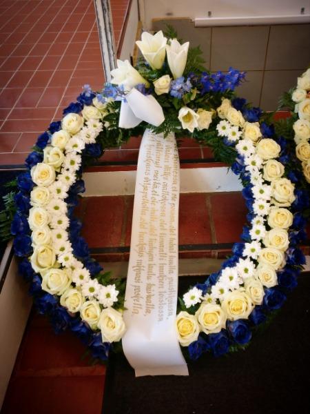 KUKITETTU SEPPELE JA TEKSTATUT NAUHAT