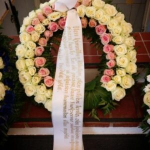 KUKITETTU SEPPELE JA TEKSTATUT NAUHAT