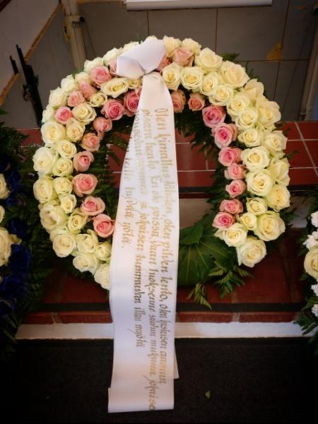 KUKITETTU SEPPELE JA TEKSTATUT NAUHAT