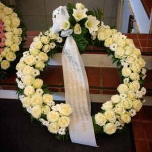 KUKITETTU SEPPELE JA TEKSTATUT NAUHAT