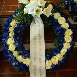 KUKITETTU SEPPELE JA TEKSTATUT NAUHAT