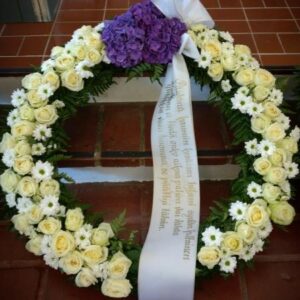 KUKITETTU SEPPELE JA TEKSTATUT NAUHAT