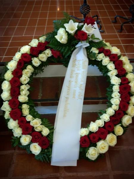 KUKITETTU SEPPELE JA TEKSTATUT NAUHAT