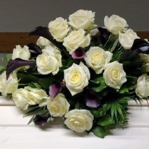 ARKKULAITE Valkoiset ruusut ja kalla